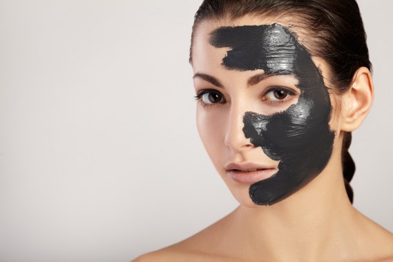 Maschera viso nera: come usarla e funziona davvero?