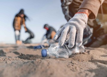 Come eliminare plastica e rifiuti da spiaggia e mare