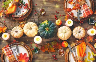 decorare tavola autunno con foglie secche, decorare tavola autunno, decorare tavola foglie
