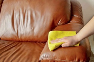 Come pulire il divano in pelle da ogni tipo di macchia
