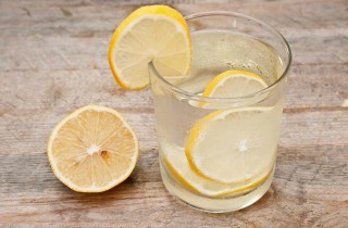 Bere acqua calda e limone al mattino fa bene? Scopri i benefici