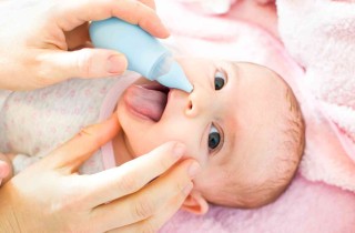 Come pulire il naso al neonato con la soluzione fisiologica?
