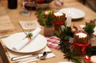 Come apparecchiare la tavola a Capodanno: idee per decorare e addobbare