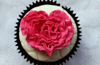 Cake design di San Valentino: come si fa e come si usa il fondente rosso