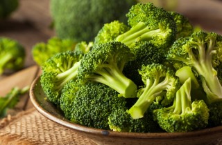 Come fare i broccoli al forno o al vapore per una cena leggera