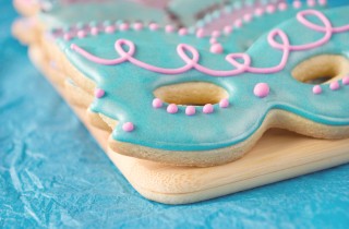 Maschere di Carnevale in pasta di zucchero: come farle per il cake design della festa