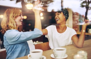 Come riallacciare un'amicizia in 5 modi efficaci