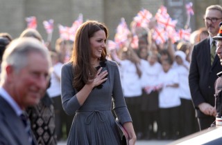 La foto VIP della settimana: Kate Middleton prova l’ebbrezza del simulatore di volo (video)