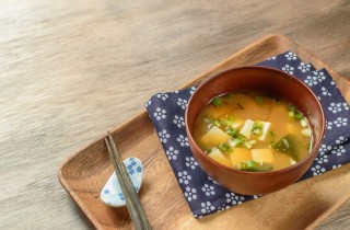 Zuppa di miso, le proprietà e la ricetta per prepararla
