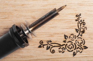 Pirografo per il legno: come si usa per i lavori creativi con la tecnica della pirografia