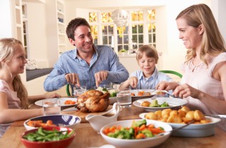 Educare i bambini a stare a tavola, le 7 regole da insegnare