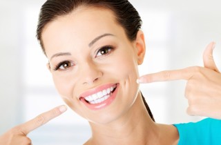 Come avere i denti più bianchi con 5 semplici rimedi naturali