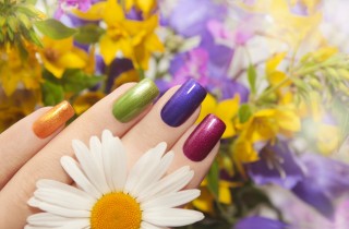 Nail art floreale, 7 idee da copiare per unghie a tema primaverile