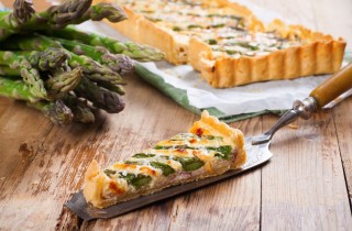 Torta salata di asparagi, la ricetta con ricotta o formaggio fresco