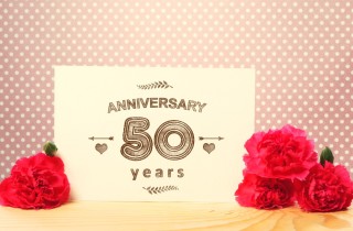 Anniversario dei 50 anni di matrimonio: le frasi da dedicare agli sposi
