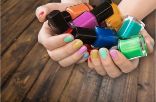 Nail art primavera estate 2017: colori e temi di tendenza per fare belle le unghie