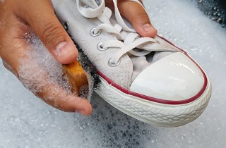 Come pulire le scarpe bianche eliminando ogni macchia