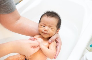 Quando e come fare il primo bagnetto al neonato, le 5 cose da sapere assolutamente