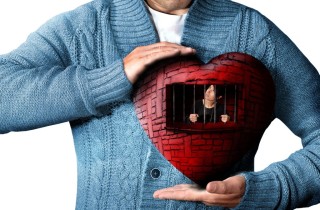 Amore possessivo: i 5 segnali per capire se lui prova affetto o ossessione