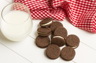 Biscotti Oreo fatti in casa, la ricetta originale dei cookies al cioccolato farciti