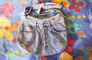 Cucito creativo borse, la creazione facile con un paio di jeans vecchi
