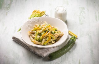 Primi piatti con i fiori di zucca: la pasta con zucchine e panna