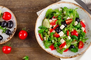 Insalata mediterranea con feta e olive, gli ingredienti e come si prepara