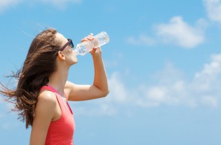 Caldo record: quanti litri d'acqua bere al giorno per non disidratarsi