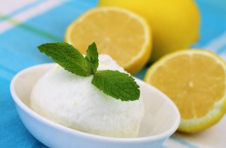 Sorbetto al limone e menta, la ricetta semplice per l’estate