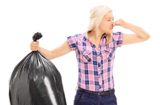 Come eliminare i cattivi odori della spazzatura per un’estate a prova di naso