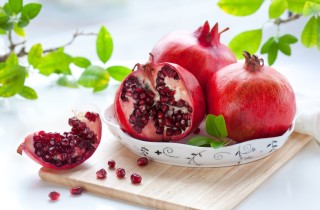 Come mangiare la melagrana tagliando e sgranando bene il frutto
