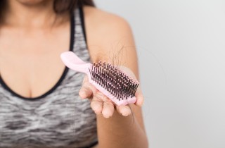 Perdita di capelli nelle donne: gli integratori migliori per frenarla in autunno
