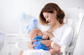 Come mantenere il seno sodo dopo l'allattamento: i consigli delle mamme
