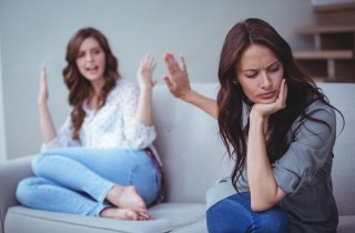 Cosa fare se un'amica ti tradisce: le 5 regole per affrontare la delusione