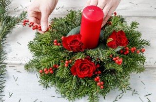 Centrotavola di Natale e Capodanno: 5 idee con fiori freschi e bacche