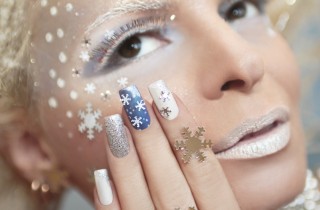 Nail art Capodanno 2018: le decorazioni unghie in argento e blu più belle