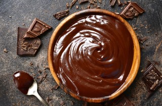 Salsa al cioccolato per decorare i dolci, gli ingredienti e come si prepara