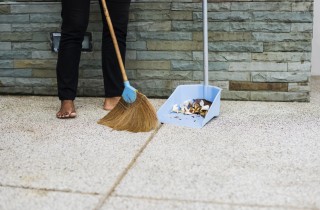 Come pulire il pavimento poroso con facilità