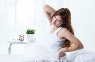 I rimedi della nonna contro la fibromialgia: le cure naturali per combattere la rigidità di spalle e schiena