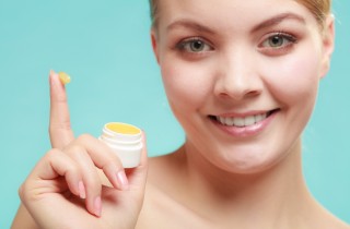 Come usare la vaselina bianca per il viso, dal demaquillage alle cure anti rughe