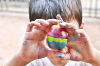 Come colorare le uova a Pasqua con i bambini