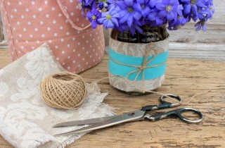 Come decorare i barattoli con il decoupage con la stoffa in modo facile e creativo