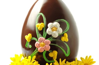 Uova di Pasqua decorate con la pasta di zucchero, le idee per personalizzarle