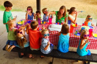 Come decorare la tavola per la merenda dei bambini al parco
