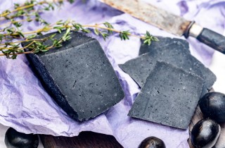 5 modi per usare il carbone vegetale per essere più belle