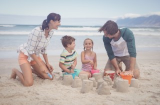 Come costruire un castello di sabbia perfetto con i bambini
