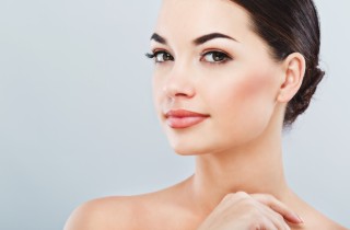 Pulizia del viso fai da te in casa: le regole per una pelle luminosa
