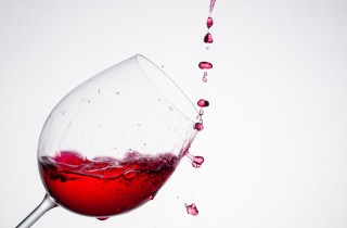 Macchie di vino rosso sul muro: come toglierle senza lasciare aloni