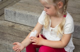 Come trattare la pelle secca dei bambini: cause e soluzioni