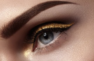 Come usare l'ombretto oro per un make-up estivo elegante